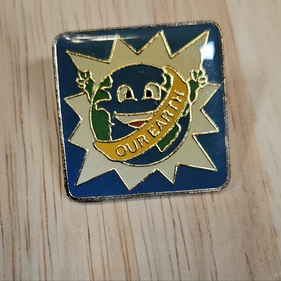 🎉BOGO🎉Cartoon Earth Face Pin - Picture 5 of 5